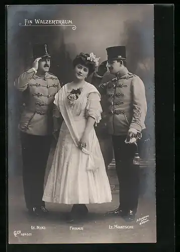 AK Operette Ein Walzertraum, Lt. Niki und Lt. Montschi salutieren der Franzi
