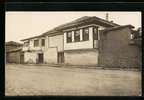 AK Üskueb, Strassenpartie mit Gebäude