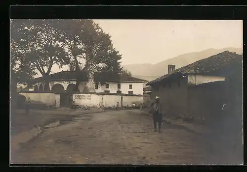 AK Prilep, Strassenpartie mit Gebäuden und Fussgängern