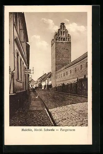 AK Malchin /Meckl. Schweiz, Strassenpartie mit Fangelturm