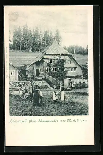 AK Schönwald /Bad. Scharzwald, Bauernfamilie in Tracht vor ihrem Haus