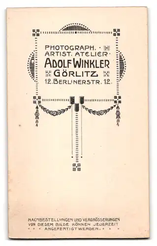 Fotografie Adolf Winkler, Görlitz, Berlinerstr. 12, junge Köchin in Dienstbekleidung mit Schürze und Kochlöffel