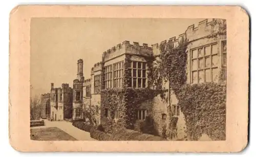 Fotografie unbekannter Fotograf, Ansicht Bakewell, Blick auf das Schloss Haddon Hall