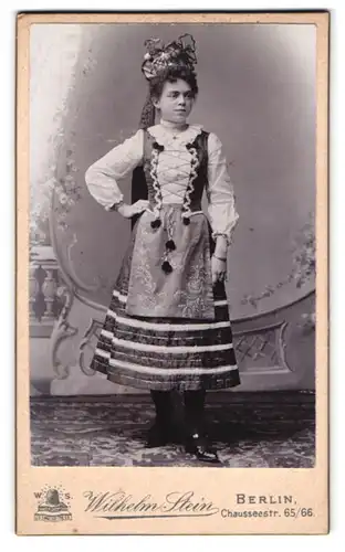 Fotografie Wilhelm Stein, Berlin, junge Frau als Zigeunerin / Vagabundin im Kostüm