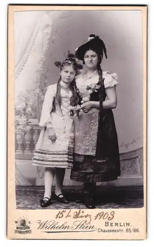 Fotografie Wilhelm Stein, Berlin, Mutter und Tochter in Trachtenkostümen zum Fasching