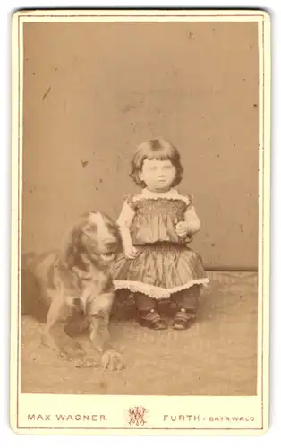 Fotografie Max Wagner, Furth i. W., kleines Mädchen im Kleid nebst ihrem Hund im Atelier
