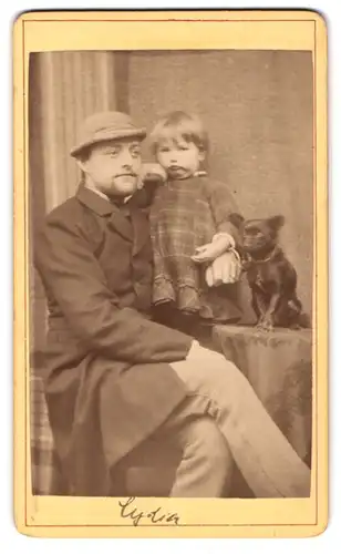 Fotografie unbekannter Fotograf und Ort, Vater mit seiner Tochter und kleinem Hund auf dem Tisch