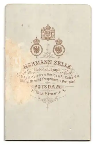 Fotografie Hermann Selle, Potsdam, junger Koch in Dienstbekleidung posiert im Atelier