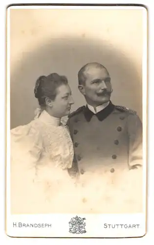 Fotografie H. Brandseph, Stuttgart, Jäger in Dienstbekleidung nebst seiner Frau
