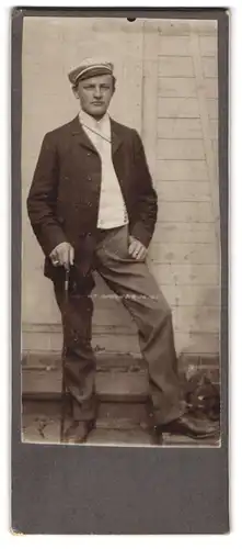 Fotografie unbekannter Fotograf und Ort, Portrait junger Student im Anzug mit Couleur und Flanierstock