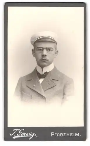 Fotografie F. Gerwig, Pforzheim, Student im grauen Anzug mit Schirmmütze und Zwickerbrille