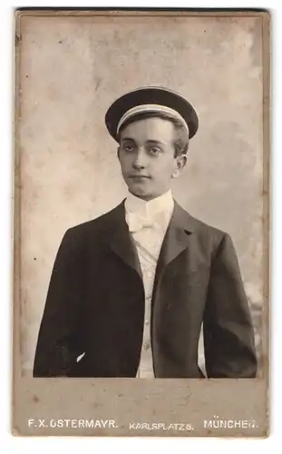 Fotografie F. X. Ostermayr, München, junger Student im feinen Anzug mit Couleur