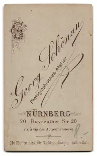Fotografie Georg Schönau, Nürnberg, junger Student im Anzug mit Biedermeiermütze und Couleur