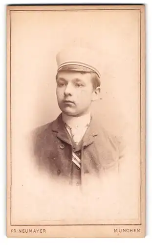 Fotografie Fr. Neumayer, München, junger Knabe als Student mit Couleuer und Biedermeiermütze