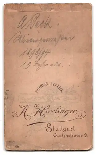 Fotografie A. Hirrlinger, Stuttgart, korpulenter Student im Anzug mit Couluer zum Wintersemester 1893 /94