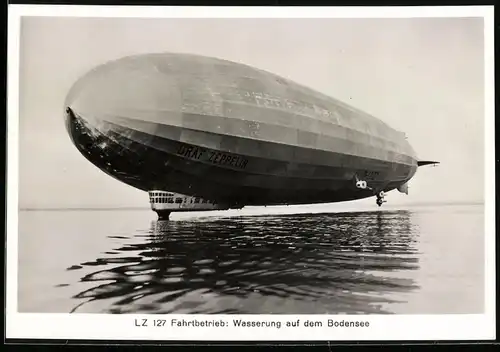 Fotografie Luftschiff Graf Zeppelin LZ-127 während einer Wasserung auf dem Bodensee