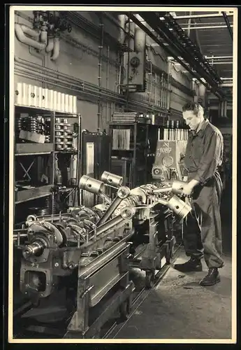 Fotografie 2.WK, Fabrikarbeiter montiert 8-Zylinder Reihenmotor in einem Rüstungsbetrieb der Wehrmacht