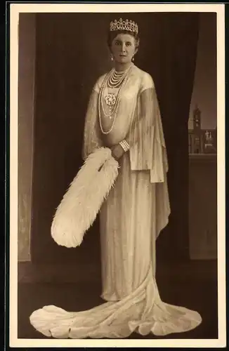 Fotografie Vasari, Roma, Portrait Königin Elena von Italien im eleganten Kleid mit Schleier & Schmuck