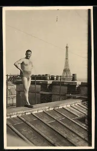 Fotografie unbekannter Fotograf, Ansicht Paris, halb nackter Mann posiert auf einem Hausdach m. Eifelturm im Hintergrund