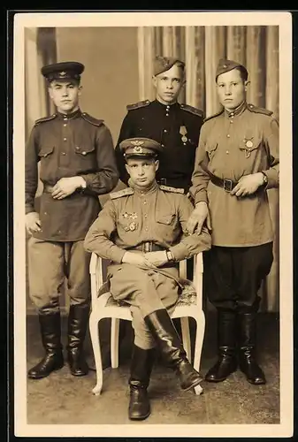 Fotografie Offizier und Soldaten der Sowjetunion in Uniform mit Orden und Armbanduhr