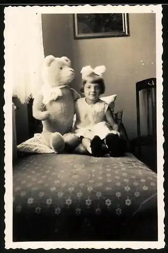 Fotografie niedliches Mädchennebst Teddybär in Lebensgrösse, Teddy, Teddybear