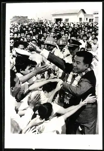Fotografie Prinz Norodom Sihanouk von Kambodscha lässt sich von den Massen feiern