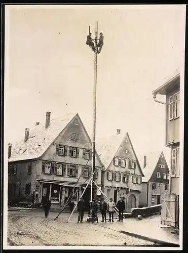 Fotografie unbekannter Fotograf, Ansicht Gechingen, Maibaum vor Cafe Hans Dachtler