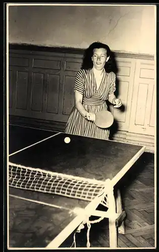 Fotografie Tischtennis, junge Brünette Frau im Sommerkleod spielt Tischtennis
