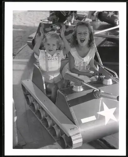 Fotografie Rummel - Kirmes, lachende Kinder fahren US-Panzer im Karussell