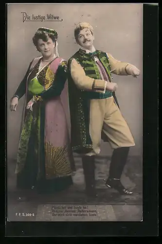 AK Operette Die lustige Witwe, Schauspieler in Tracht