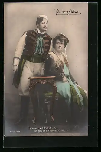 AK Operette Die lustige Witwe, Schauspieler in Kostümen