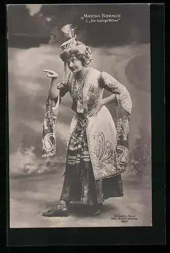 AK Operette Die lustige Witwe, Schauspielerin Martha Bommer