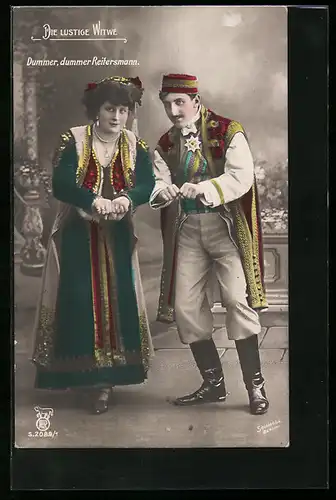 AK Operette Die lustige Witwe, Schauspieler in Trachten
