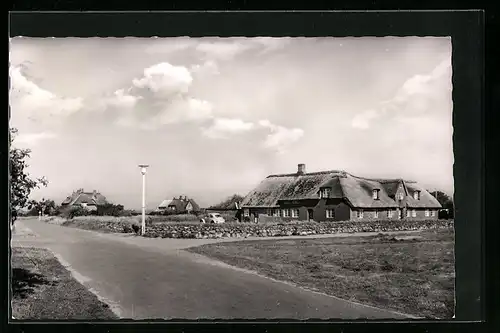 AK Kampen a. Sylt, Strassenpartie mit Reetdachhäusern