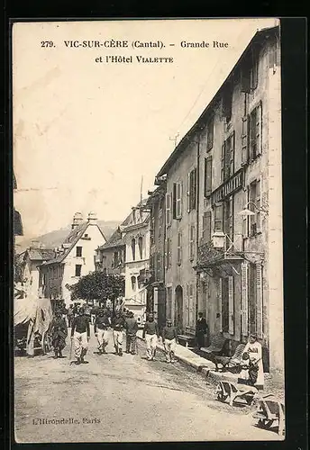 AK Vic-sur-Cère, Grande Rue et l`Hotel Vialette