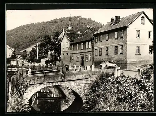 AK Uhlstädt /Thür., Dorfstrasse mit Brücke