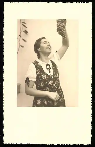 3 Fotografien junge Dame verspeist eine Weintraube