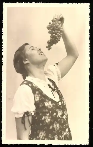 3 Fotografien junge Dame verspeist eine Weintraube
