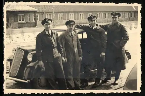 2 Fotografien Auto Opel 6 Cabrio, Männer posieren am Cabriolet 1938