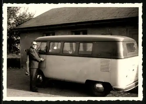 2 Fotografien Auto VW Bulli, Mann steigt in Volkswagen Fensterbus