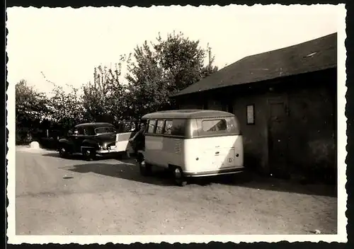 2 Fotografien Auto VW Bulli, Mann steigt in Volkswagen Fensterbus