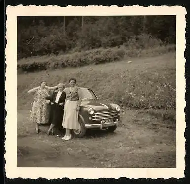 2 Fotografien Auto Lloyd, Herr mit Damen während einer Ausfahrt, Kennnzeichen AF58-4693