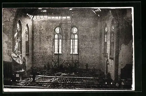 AK Berlin-Prenzlauer Berg, Corpus-Christi-Kirche nach dem Brande 1915, Thorner Strasse 64, Innenansicht Altarraum
