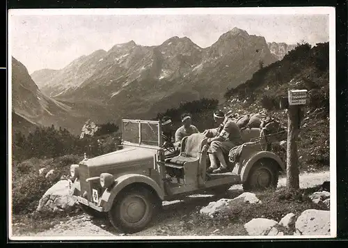 AK Ein Abgestürzter erhält im BW-Wagen die erste ärztliche Versorgung durch Rot-Kreuz-Sanitäter