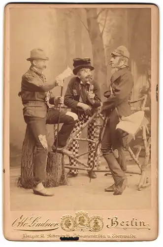 Fotografie Otto Lindner, Berlin, drei junge Herren in Kostümen des Theaterstück Das Liederliche Kleeblatt 1892