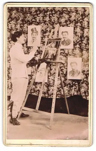 Fotografie Fotograf unbekannt, Méry-sur-Seine, Maler Gaston an seiner Staffelei beim Portrait malen, Frau hinter Gittern