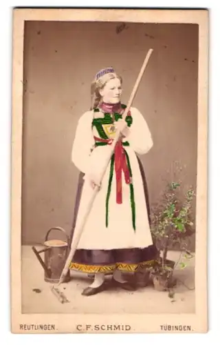 Fotografie C. F. Schmid, Reutlingen, junge Frau Bertha Walther im Trachtenkleid mit Harke, Handkoloriert, 1880