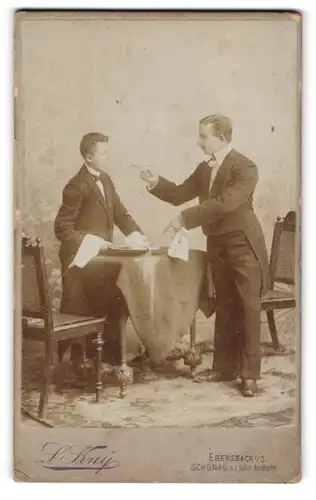 Fotografie L. Kny, Ebersbach i. Sa., junger Kellner Lehrling verschüttet Glas und bekommt Standpauke vom Oberkellner