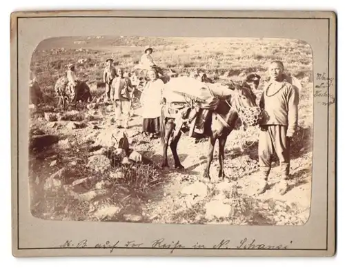 Fotografie unbekannter Fotograf, Ansicht Shannxi, chinesischer Toruistenfürher Wang mit Touristen auf Reise