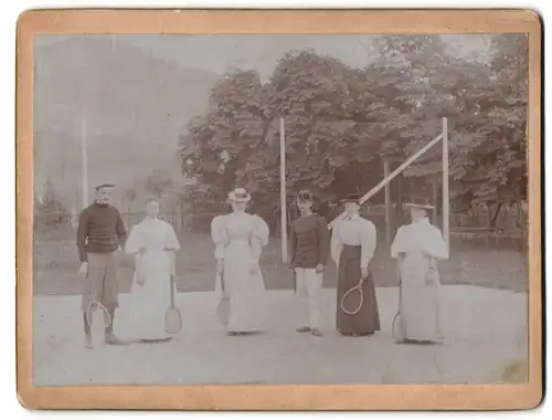 Fotografie unbekannter Fotograf, Ansicht Bruck / Mur, K.u.K. Soldat mit Freunden bei einer Partie Tennis